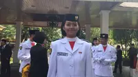 Fariza Putri Salsabila terpilih sebagai pembawa baki Bendera Merah Putih saat upacara pengibaran (Liputan6.com/ Lizsa Egeham)