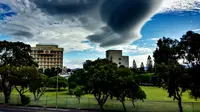 Jajaran awan di atas kota ini mirip seperti rangkaian UFO di langit. UFO atau sekedar gejala alamiah?