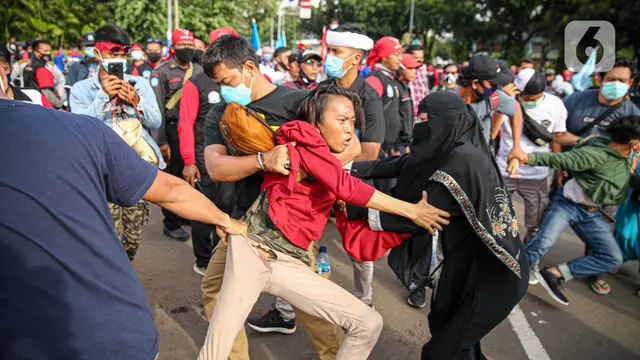 Massa Diduga dari Anarko Diamankan Petugas Kepolisian