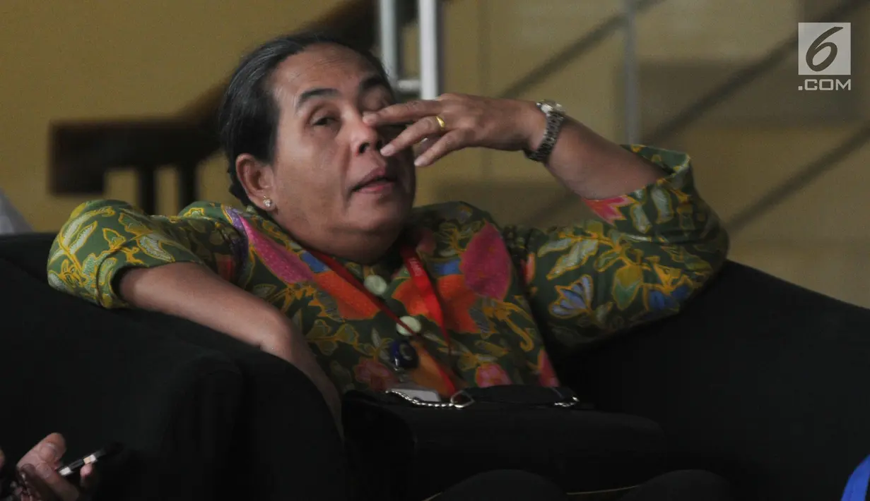 Irjen Kemenkeu Sumiyati menunggu giliran panggilan oleh penyidik di Gedung KPK, Jakarta, Senin (26/8/2019). Sumiyati diperiksa sebagai saksi terkait kasus dugaan korupsi proyek pengadaan kapal yang merugikan negara Rp 179 miliar didua instansi Direktorat Jenderal Bea dan Cukai dan KKP. (merdeka.com/