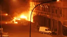 Tampak kendaraan terbakar didepan hotel Splendid, Ouagadougou, Burkina Faso, Jumat (15/1). Peristiwa terjadi setelah adu tembak antara pihak keamanan dan pasukan bersenjata yang diduga kelompok agama radikal. (REUTERS / Reuters TV)