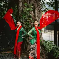 Happy Salma dan Ariel Tatum baru saja menari Jaipong berdua di Sukabumi, tepatnya di pertunjukan seni Sukabumi 1980. Keduanya kompak mengenakan tampilan yang sama, kebaya dan padu padan kain batik, serta selendang. Penampilan seorang penari. [Foto: Instagram/armanfebryan]