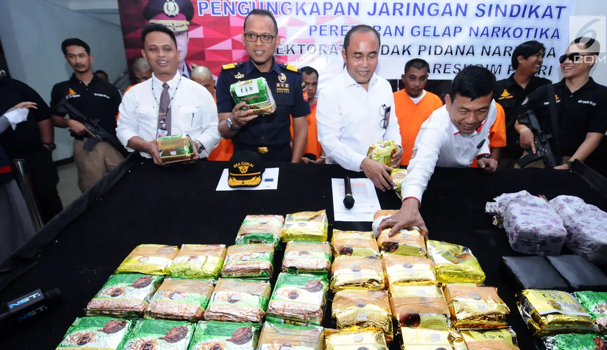 Direktur Tidpid Narkoba Bareskrim Polri Brigjen Eko Daniyanto (ketiga kiri depan) melihat barang bukti narkotika jenis sabu saat rilis di Jakarta, Senin (16/10). Empat tersangka serta sabu 30 Kg ditahan petugas. (Liputan6.com/Helmi Fithriansyah)