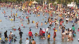 Suasana kawasan wisata Pantai Karnaval Ancol, Jakarta, Sabtu (16/6). H+1 libur Lebaran, jumlah pengunjung di Ancol mencapai 88.143 orang. (Liputan6.com/Immanuel Antonius)