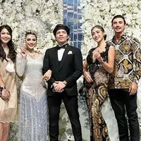 Bikin salah fokus, Jessica Iskandar dan Vincent Verhaag datang bareng ke nikahan Atta dan Aurel. (Sumber: Instagram/@inijedar)