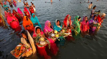 Sejumlah umat Hindu melakukan ritual menyembah dewa Matahari selama festival keagamaan Chhat Puja di Chandigarh, India (6/11). Ritual ini  merupakan bentuk terima kasih mereka kepada Dewa Matahari yang telah memberikan kehidupan. (Reuters/Ajay Verma)