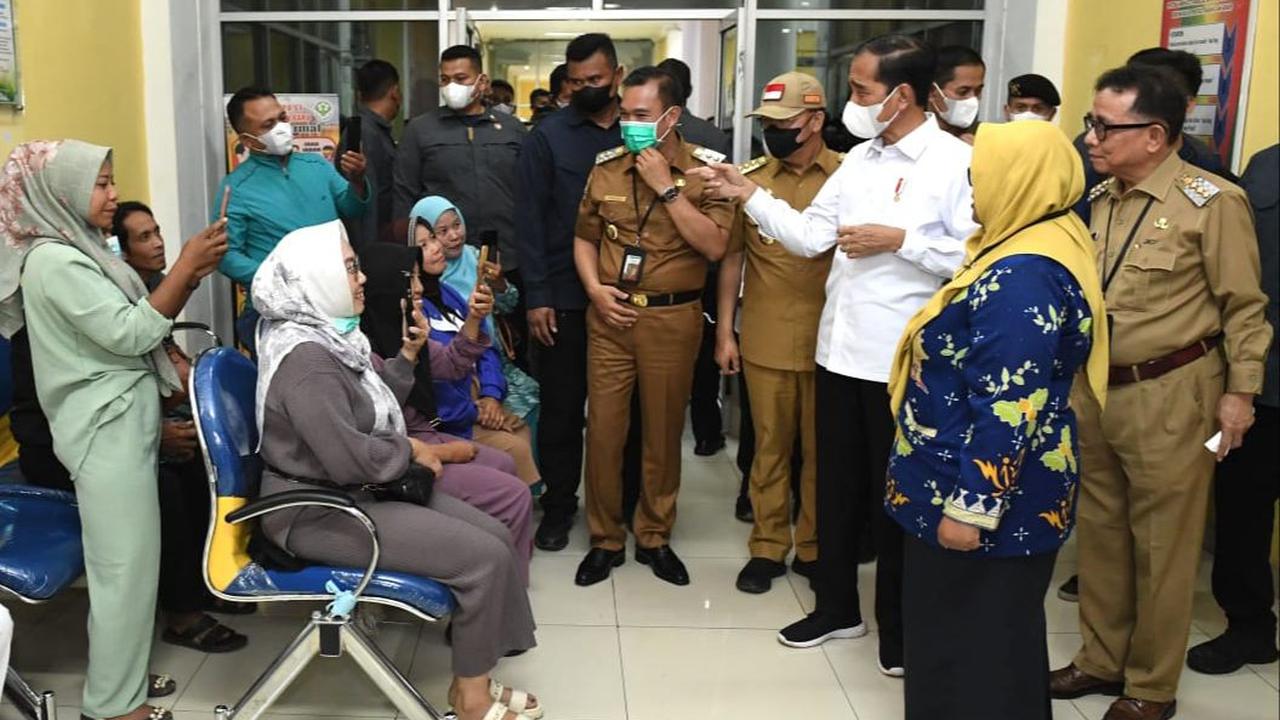 "Saya senang karena Rumah Sakit Kepahiang ini tipe C memiliki 124 bed, tapi spesialisnya sudah 13 (orang), bagus," ucap Jokowi di RSUD Kepahiang, Kamis (20/7).