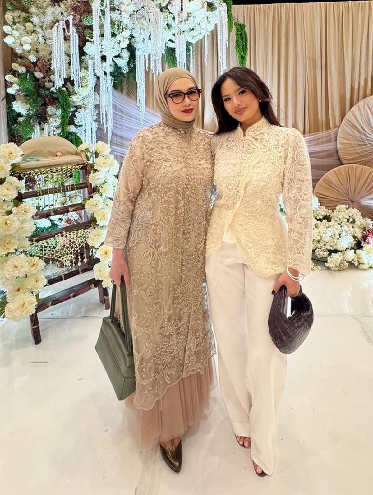 6 Potret Gamis Brokat Reza Artamevia dan Geni Faruk di Tedak Siten Anak Aaliyah Massaid