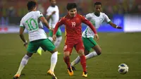 Nguyen Quang Hai merupakan pemain Timnas Vietnam di Piala AFF 2022. Ia kini bermain untuk klub Ligue 2 Prancis, Pau FC. Quang Hai memiliki nilai pasar sebesar 400 ribu euro atau Rp6,95 miliar. Sejak debutnya pada 2017, pria 25 tahun itu telah mencetak 10 gol dan 5 assist dalam 45 penampilannya bersama Skuad The Golden Stars. (AFP/Nguyen Nach)