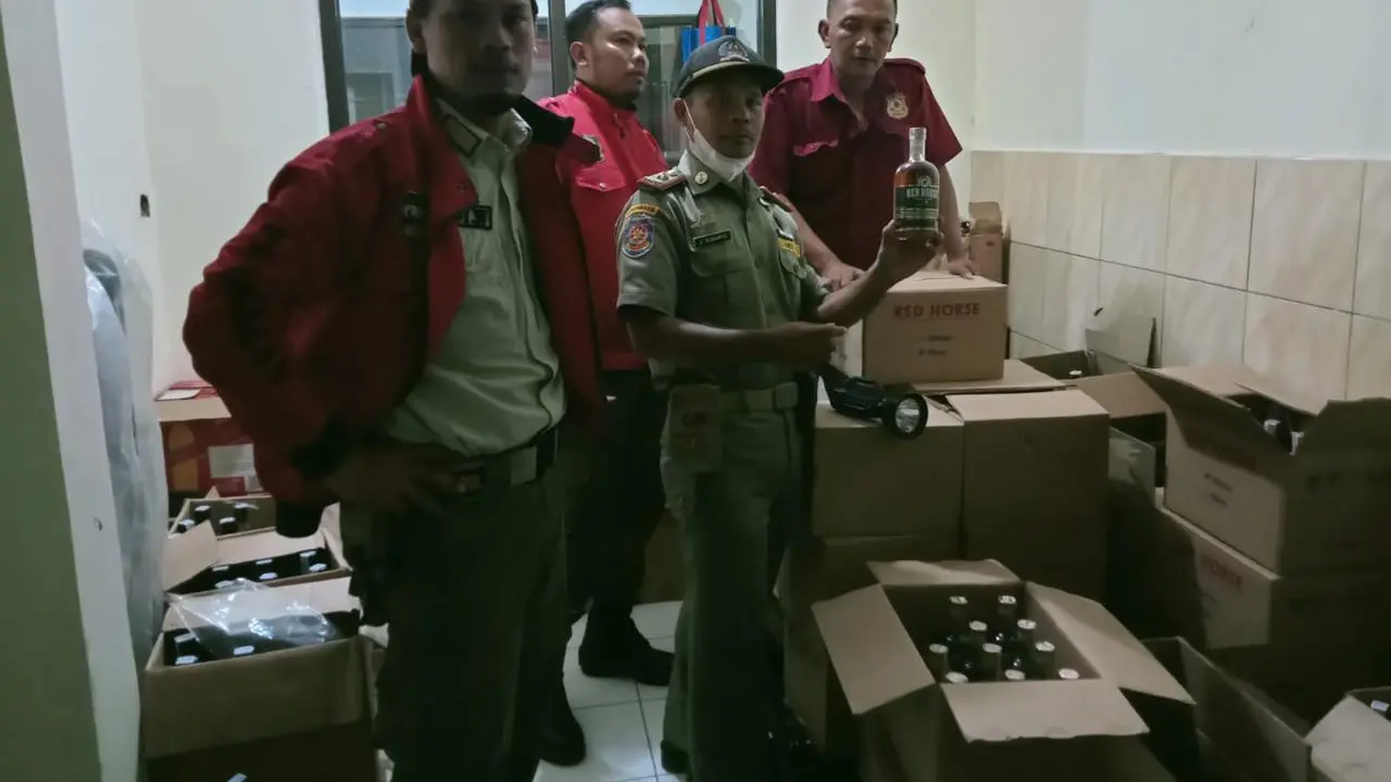 Petugas Satpol PP Garut, Jawa Barat, berhasil mengamankan ribuan botol minuman keras (Miras) berbagai merk dan ukuran, yang akan diedarkan menjelang pesta penyambutan tahun baru 2023. (Liputan6.com/Jayadi Supriadin)