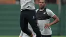 Gelandang Liverpool, Emre Can, tampak serius saat melakukan sesi latihan jelang laga  kualifikasi liga Champions di Melwood, Liverpool, Selasa (22/8/2017). Liverpool akan menghadapi Hoffenheim. (AFP/Oli Scarff)