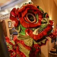 Anggota komunitas Tionghoa di Meksiko menampilkan tarian naga tradisional (liong) di sebuah restoran Tiongkok menyambut Tahun Baru Imlek di Mexico City, pada 31 Januari 2022. Tahun Baru Imlek 2022 menandai dimulainya tahun Shio Macan Air. (PEDRO PARDO / AFP)