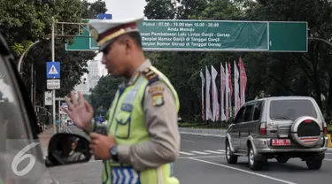 Petugas saat menegur pengendara di jalan Medan Merdeka Barat, Jakarta, Jumat (5/8). Berdasarkan data Polda Metro Jaya, terhitung 27 Juli hingga 3 Agustus 2016 jumlah pelanggaran ganjil-genap mencapai 5.947 pelanggar. (Liputan6.com/Yoppy Renato)