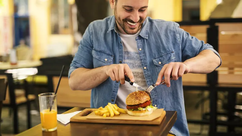 Cara makan burger