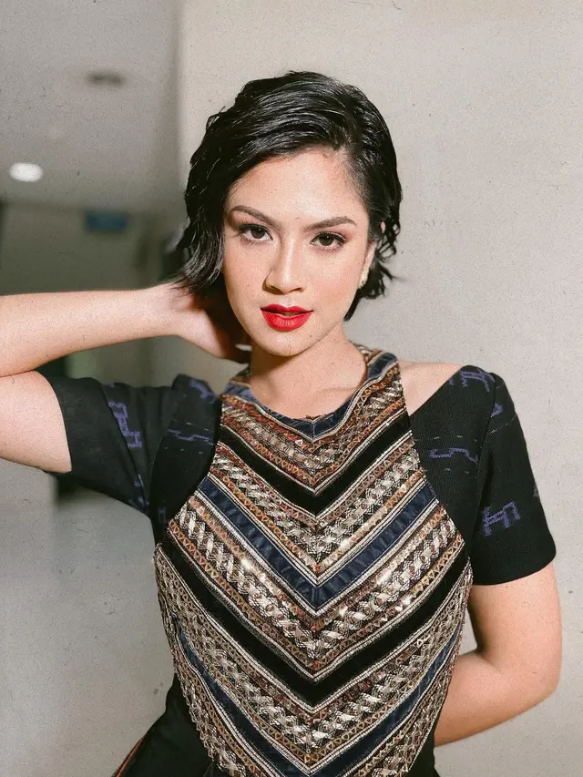 Gaya Hana Saraswati di Anugerah Lembaga Sensor Film 2021 (Foto: Instagram/hanahaho)