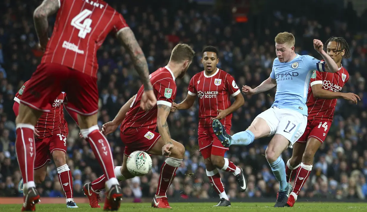 Gelandang Manchester City, Kevin De Bruyne, melepaskan tendangan ke gawang Bristol City pada leg pertama semifinal Piala Liga Inggris di Stadion Etihad, Selasa (9/1/2018). Manchester City menang 2-1 atas Bristol City. (AP/Dave Thompson)