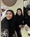 Natasha Rizky tampak berkesempatan menjalankan umrah saat Ramadan 2026. Ia pun mengenakan khimar dan abaya warna hitam. [@febbyrastanty]