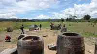 Sejumlah pengunjung mengamati Situs Megalitikum Pokekea yang berusia ribuan tahun di Desa Hanggira, Kecamatan Lore Tengah, Kabupaten Poso, Minggu (21/3/2021). (Foto: Heri Susanto/ Liputan6.com).