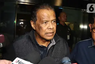 Selanjutnya, pada 9 Januari 2026, KPK mengumumkan dua dari tiga orang yang dicegah tersebut menjadi tersangka kasus dugaan korupsi kuota haji, yakni Yaqut Cholil Qoumas (YCQ), dan Ishfah Abidal Aziz (IAA). Tampak dalam foto, pemilik agen perjalanan haji dan umroh, Maktour Travel, Fuad Hasan Masyhur, menjawab pertanyaan pewarta saat meninggalkan Gedung Merah Putih Komisi Pemberantasan Korupsi (KPK), Jakarta, Senin (26/1/2025). (Liputan6.com/Helmi Fithriansyah)