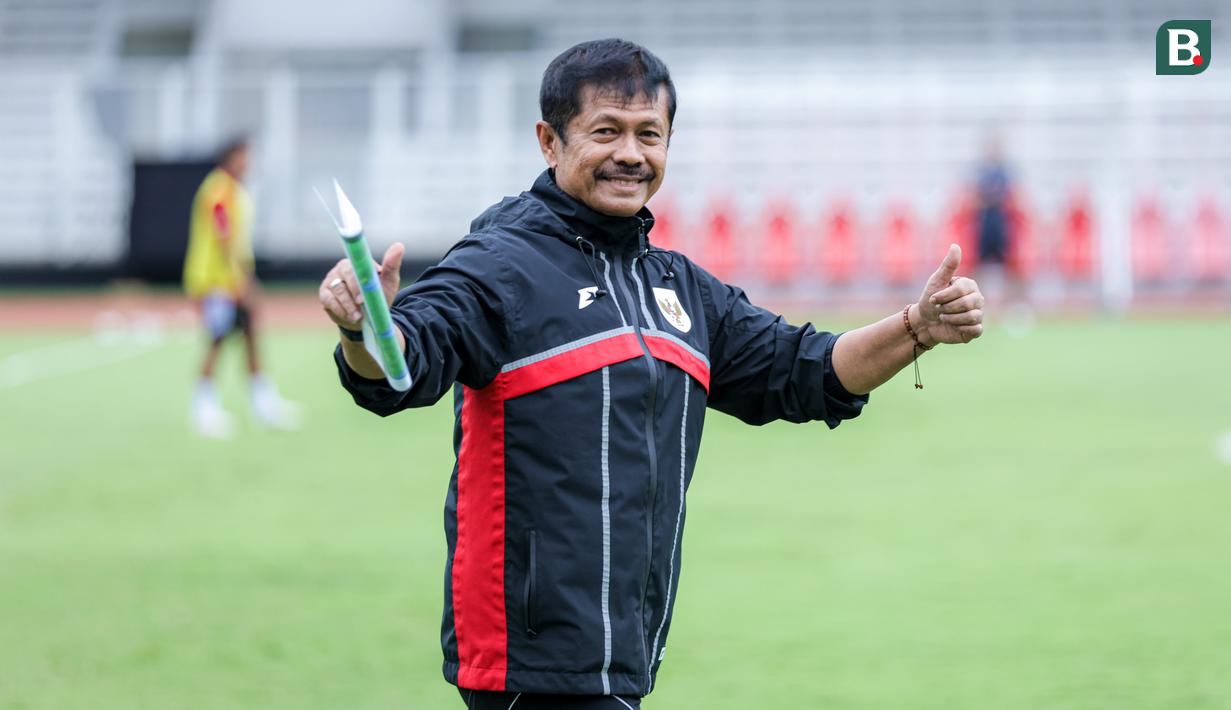 <p>Pelatih Timnas Indonesia U-22, Indra Sjafri berpose di depan para fotografer saat latihan perdana menjelang SEA Games 2025 di Stadion Madya, Kompleks Stadion Utama Gelora Bung Karno (SUGBK), Senayan, Jakarta, Selasa (11/11/2025). (Bola.com/Bagaskara Lazuardi)</p>
