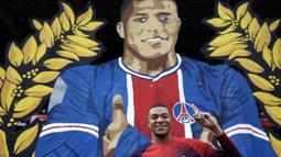 Kylian Mbappe berpose di depan koreografi raksasa bertema dirinya di Stadion Parc des Princes, Senin (13/5/2024). (AFP/Franck Fife)