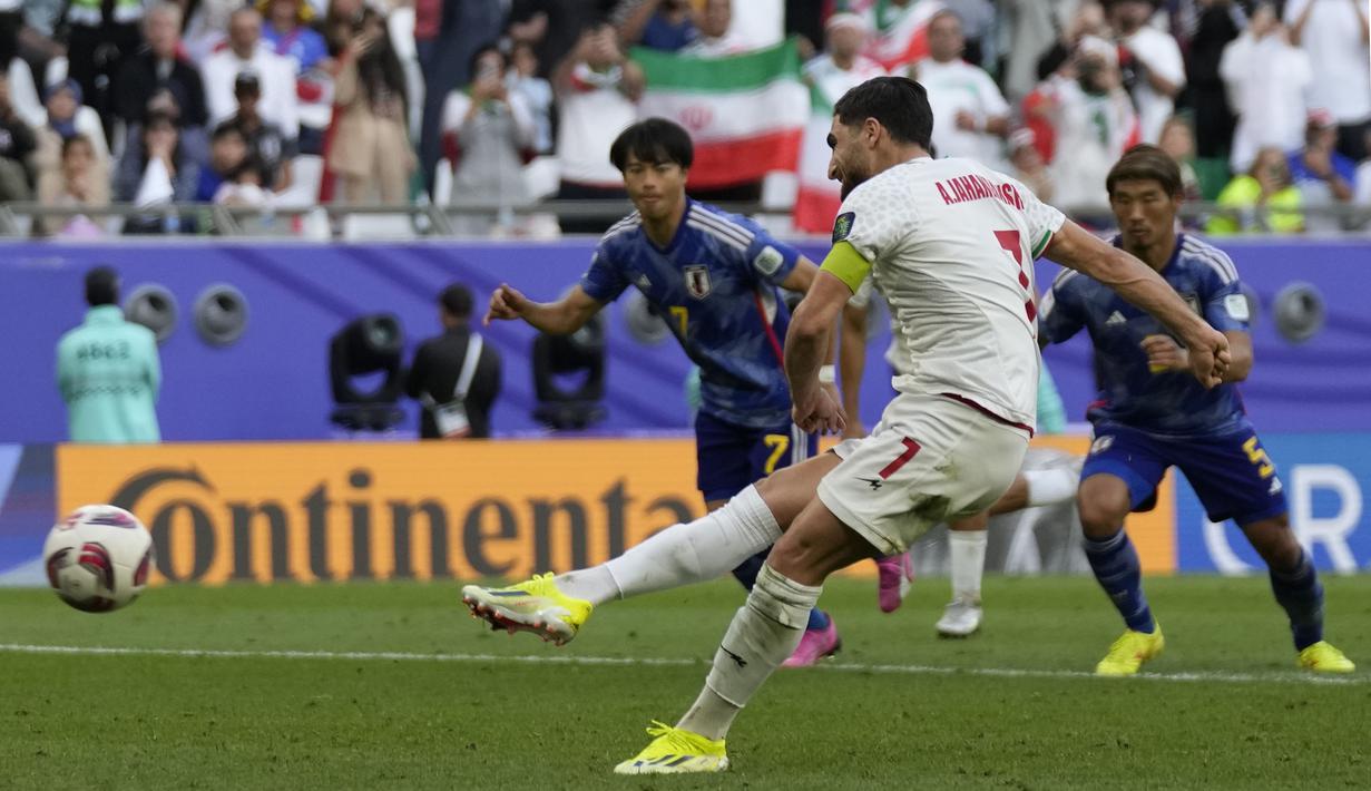 Pemain Iran, Alireza Jahanbakhsh mencetak gol kemenangan timnya atas Jepang melalui tendangan penalti pada laga perempat final Piala Asia 2023 di Education City Stadium, Al Rayyan, Sabtu (03/02/2024) WIB. (AP Photo/Aijaz Rahi)