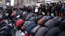 Ratusan pengunjuk rasa melakukan salat berjamaah di New York, AS (2/2). Unjuk rasa dilakukan karena adanya perintah eksekutif Donald Trump yang melarang imigran dan pengungsi dari tujuh negara mayoritas muslim. (Spencer Platt / Getty Images / AFP)