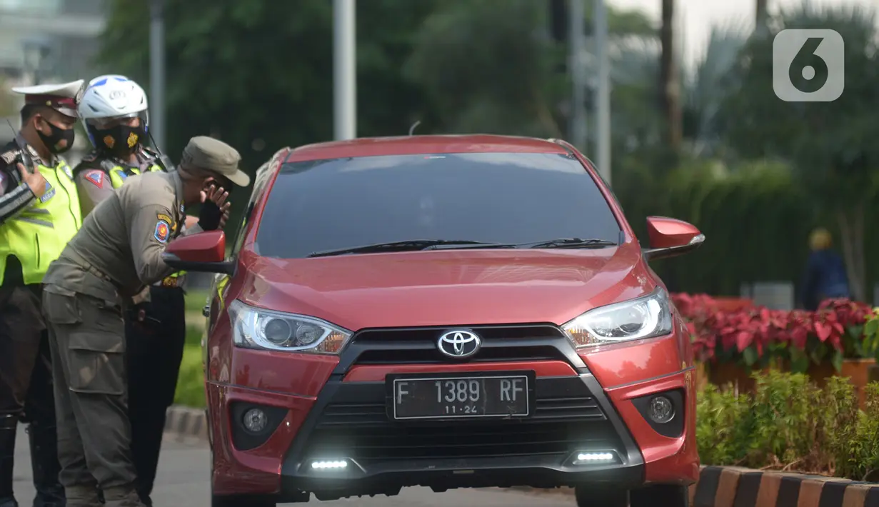 Petugas Satpol PP berbincang dengan pengendara mobil saat Operasi Yustisi Protokol COVID-19 di Kawasan Bundaran HI, Jakarta, Selasa (15/9/2020). Operasi Yustisi itu untuk menegakkan pemakaian masker guna menekan perilaku warga yang memicu angka kenaikan infeksi Covid-19. (merdeka.com/Imam Buhori)