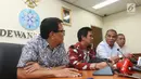 Mantan Komandan Tim Mawar Mayjen Purnawirawan Chairawan (dua kanan) ditemani tim kuasa hukumnya memberi keterangan pers di Jakarta, Selasa (11/6/2019). Chairawan menilai pemberitaan Majalah Tempo terkait kerusuhan 21-22 Mei 2019 yang menyinggung Tim Mawar tidak tepat. (Liputan6.com/JohanTallo)