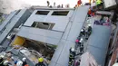 Tim penyelamat mengevakuasi sejumlah korban di gedung apertemen yang runtuh akibat gempa 6,4 SR  di Tainan, (6/2). Menurut data meteorologi gempa terjadi pada kedalaman 16,7 kilometer di bawah permukaan laut. (REUTERS/Stringer)