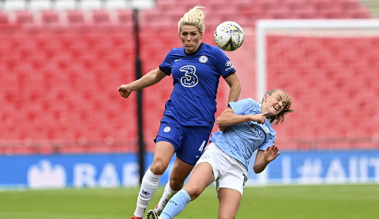 Pemain Chelsea, Millie Bright, berebut bola dengan pemain Manchester City, Georgia Stanway, pada laga FA Women's Community Shield di Stadion Wembley, Sabtu (29/8/2020). Chelsea menang 2-0 atas Manchester City. (Justin Tallis/Pool via AP)