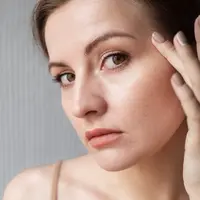 Terlalu lama berada di ruangan dengan pendingin udara bisa membuat kulit terasa kering, tertarik, bahkan tampak pecah-pecah. [Dok/freepik.com]