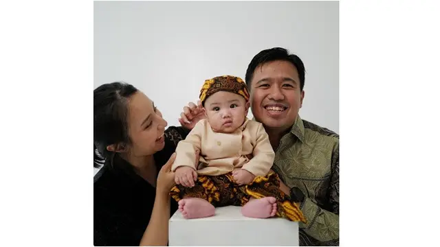 6 Pemotretan Keluarga Joshua dan Clairine Clay, Baby Elio Gemas Pakai Blangkon