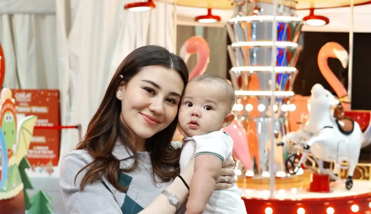 Aaliyah tampil kasual dengan knitted polo shirt dan celana pendek abu-abu [@aaliyah.massaid]