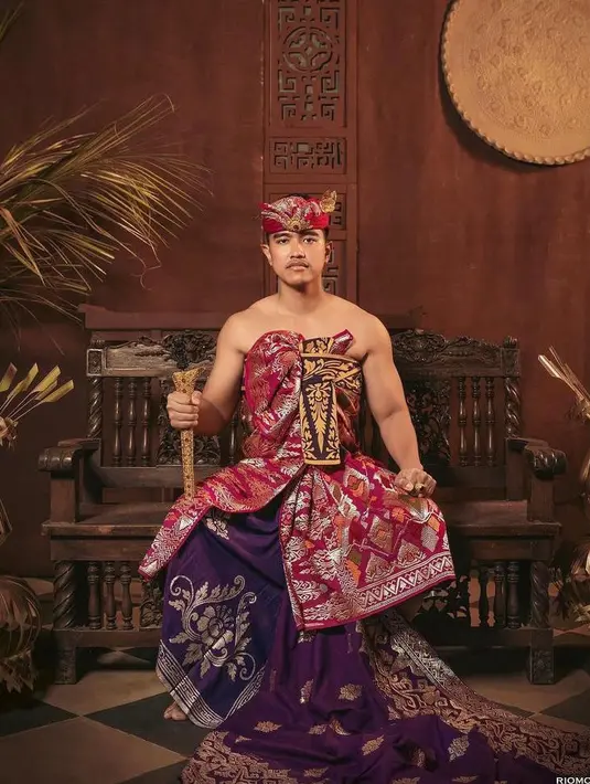 Sementara Kaesang mengenakan kain Bali yang dililit dilengkapi dengan udeng atau penutup kepala. @kaesangp.