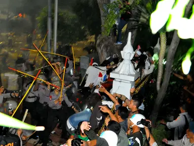 Petugas memukuli massa Aksi Damai 4 November saat terlibat bentrok, Jakarta, Jumat (4/11). Belum diketahui apa yang menyebabkan terjadinya bentrokan dari aksi yang awalnya damai ini. (Liputan6.com/Angga Yuniar)