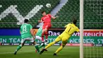 Pemain Bayer Leverkusen Kai Havertz (tengah) mencetak gol ke gawang Werder Bremen dalam pertandingan Bundesliga di Bremen, Jerman, Senin (18/5/2020). Bayer Leverkusen menang 4-1. (Stuart FRANKLIN/POOL/AFP)