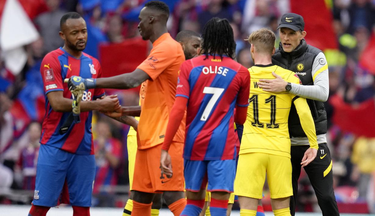 Pelukan diberikan ke Timo Werner yang bermain bagus dengan menciptakan dua peluang emas, memberi empat operan kunci, dan menyumbang satu assist. (AP Photo/Kirsty Wigglesworth)