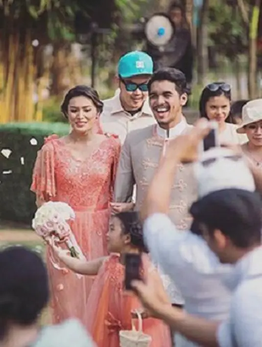 Sebelum menikah pasangan ini sudah melewati proses panjang. Mereka berpacaran selama empat tahun.(Via Instagram/@anandita_dita)