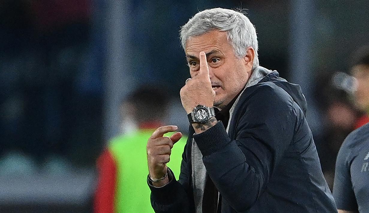 Jose Mourinho. Sempat membawa AS Roma tampil menjanjikan di laga-laga awal, namun performa tim serigala justru menurun drastis di laga-laga terkini. Tidak pernah menang di tiga laga terakhir, bahkan harus kalah telak 1-6 dari Bodo Glimt di UEFA Conference League. (AFP/Vincenzo Pinto)