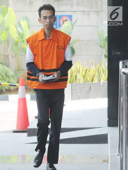 Mantan Kepala Seksi Intelejen dan Penindakan Kantor Imigrasi Kelas I Mataram Yusriansyah Fazrin tiba di Gedung KPK, Jakarta, Rabu (3/7/2019). Fazrin diperiksa sebagai tersangka dugaan suap penanganan perkara penyalahgunaan izin tinggal WNA di lingkungan Kantor Imigrasi NTB. (merdeka.com/Dwi Narwoko)