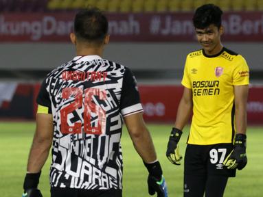 Penjaga gawang PSM Makassar, Hilman Syah, benar-benar tampil impresif kontra Persija Jakarta dalam leg kedua semifinal Piala Menpora 2021. Namun, ia harus menghadapi kenyataan bahwa Andritany yang menjadi pahlawan kemenangan Persija Jakarta. (Foto: Bola.com/Ikhwan Yanuar)