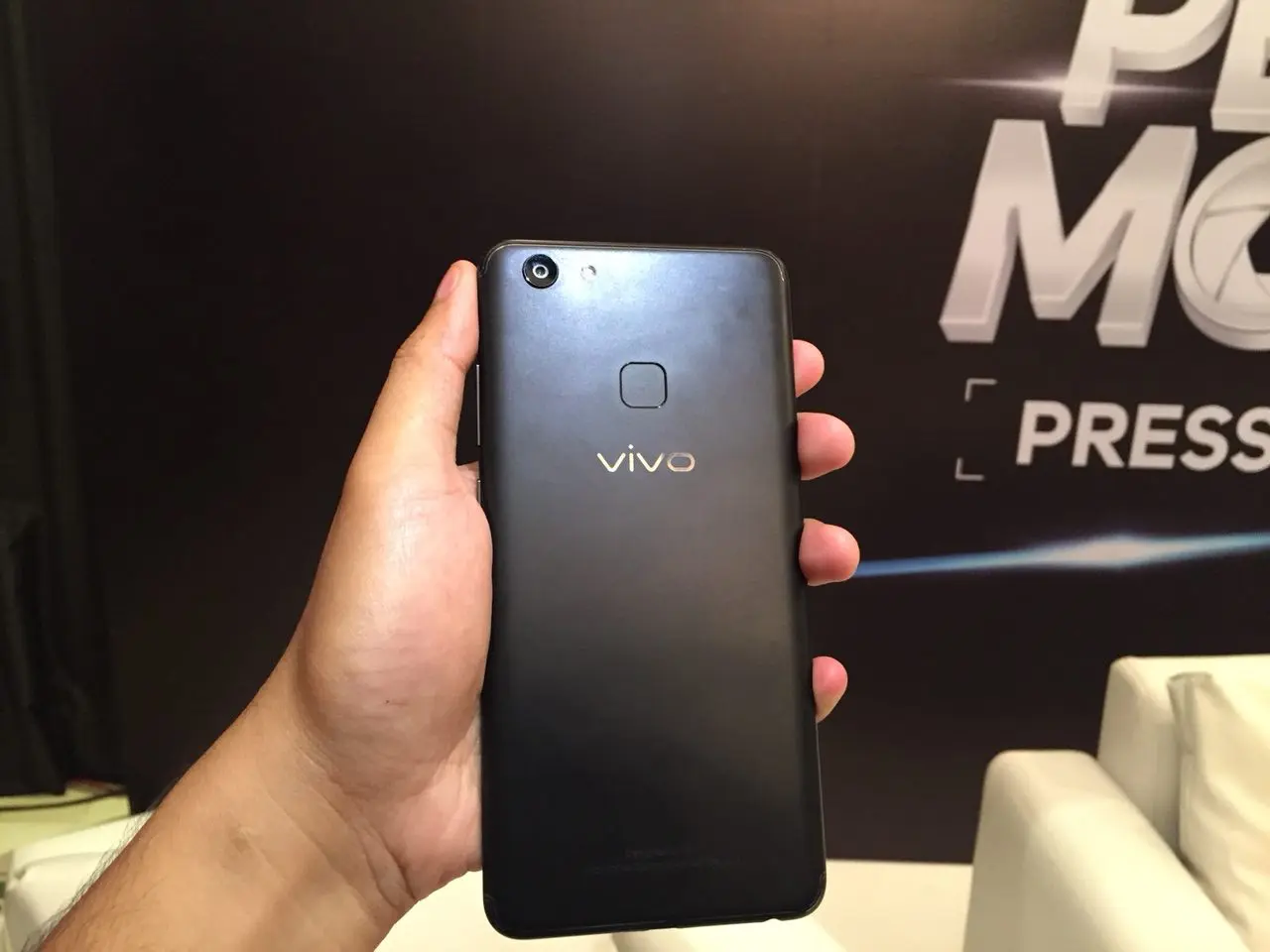 Tampak belakang Vivo V7+. (Liputan6.com/Jeko Iqbal Reza)