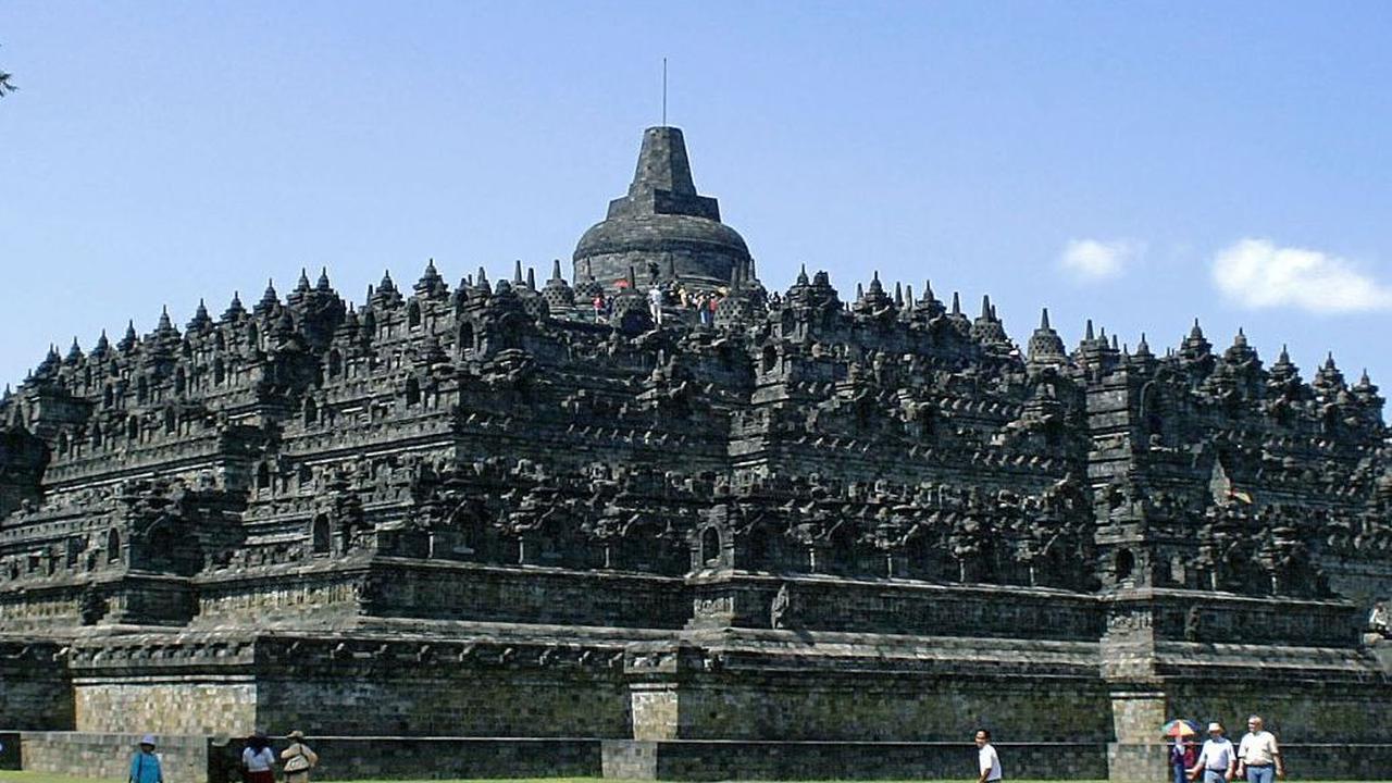 "Tentunya jam 06.30 WIB sudah bisa naik ke halaman candi lalu tutupnya jam 17.30 WIB," kata Jamaludin seperti dilansir dari Antara, Kamis (11/4).