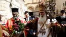 Patriark Teofilos III dari Yerusalem melakukan rangkaian ritual cuci kaki tradisional di depan Gereja Makam Suci, Yerusalem (5/4). (AFP Photo/Gali Tibbon)