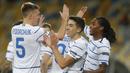 Pemain Dynamo Kyiv merayakan gol yang dicetak Gerson Rodrigues ke gawang Gent pada laga kedua play-off Liga Champions di Stadion Olimpiade Kiev, Rabu (30/9/2020) dini hari WIB. Dynamo Kyiv menang 3-0 atas Gent. (AP Photo/Efrem Lukatsky)