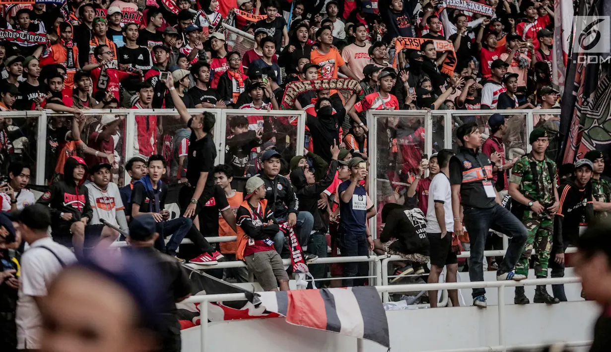 Penampakan pagar pembatas tribun penonton yang rusak saat pertandingan Shoppe Liga 1 antara Persija dengan Persib di SUGBK, Jakarta,  Rabu (10/7/2019). Suporter sepak bola merusak sejumlah pagar pembatas usai berakhirnya laga Persija kontra Persib. (Liputan6.com/Faizal Fanani)