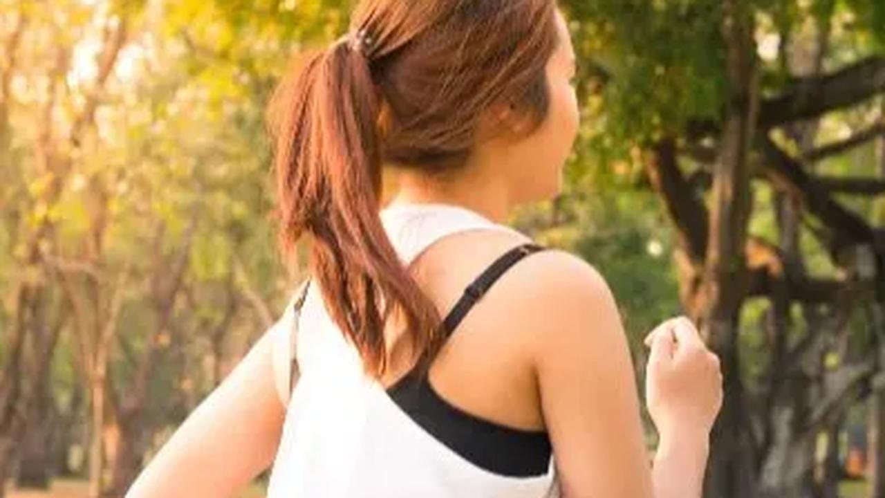 Semua ini sebaiknya disesuaikan dengan keadaan masing-masing. Mulailah dengan olahraga yang paling sesuai dan konsisten untuk hasil maksimal. Ikut kelas olahraga juga dapat meningkatkan motivasi dan disiplin diri.