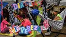 Sebuah keluarga merayakan Hari Malas Sedunia di Itagui, dekat Medellin, Kolombia, Minggu (18/8/2019). Acara Hari Malas Sedunia di Kolombia meliputi kompetisi memakai piyama terbaik dan kontes juggling bantal. (JOAQUIN SARMIENTO/AFP)