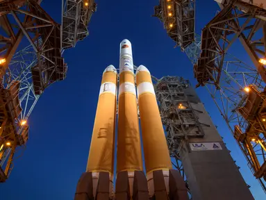 Roket NASA, United Launch Alliance Delta IV Heavy membawa pesawat Parker Solar Probe sebelum diluncurkan ke Matahari dari Frorida, Amerika Serikat, Sabtu (11/8). Pesawat luar angkasa tercepat ini akan mendekati Matahari. (Bill Ingalls/NASA via AP)